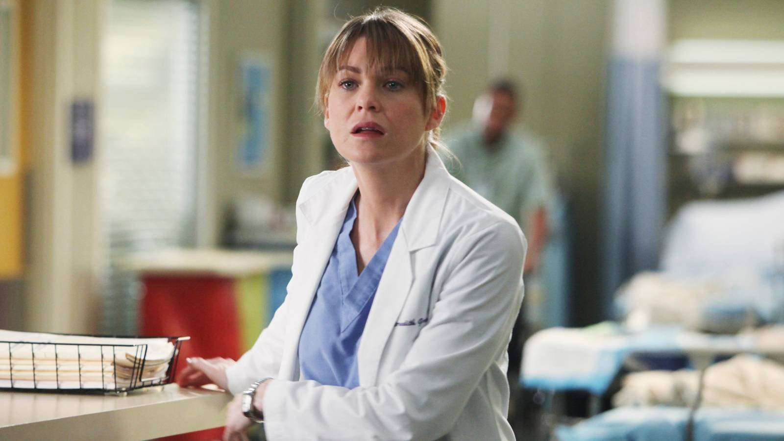 Ellen Pompeo as Meredith Grey looking worried in Grey's Anatomy season 7