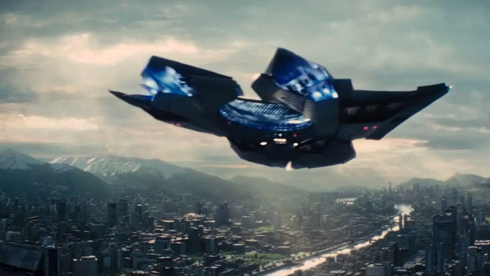 Spaceship flying through Panem in The Hunger Games: Catching Fire